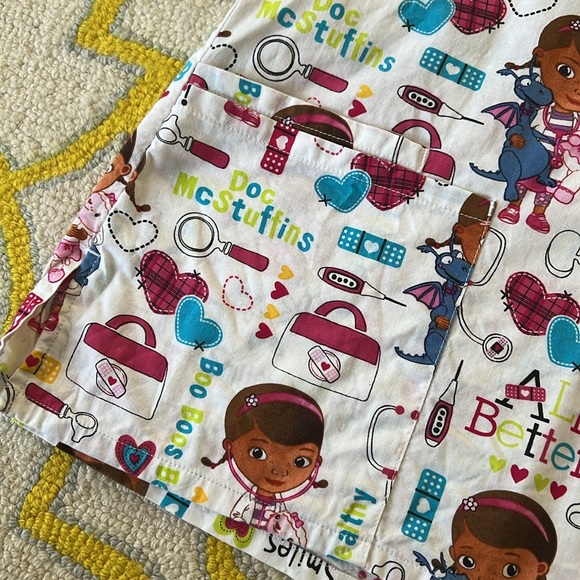 Doc McStuffins Scrub Top. Sz M - Picture 3 of 6